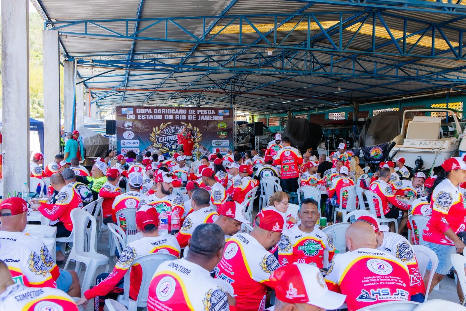 Pescadores reunidos no galpão do clube na edição anterior
