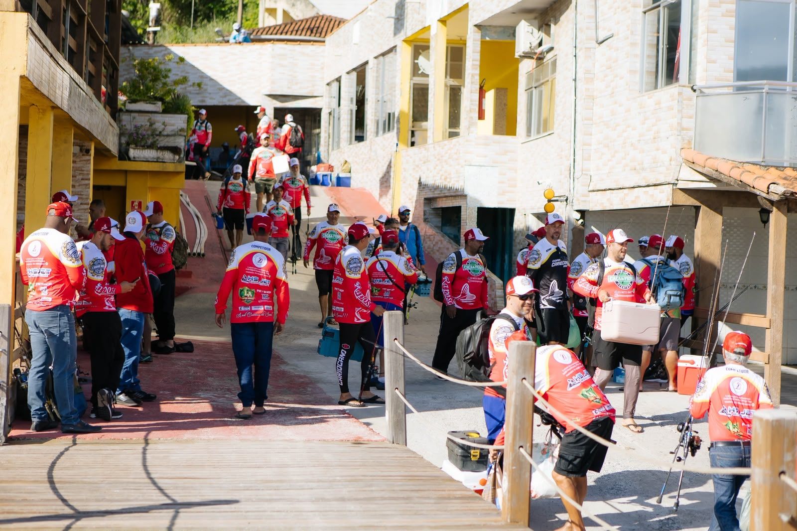 Competidores chegando pelo deck do clube